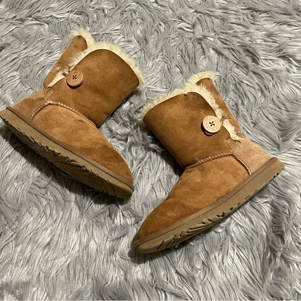 UGG Boot Bailey Button II in chestnut suede